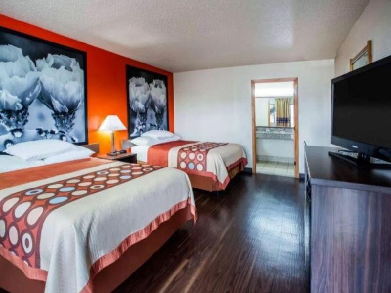 Super 8 By Wyndham Giddings Hotel Екстериор снимка