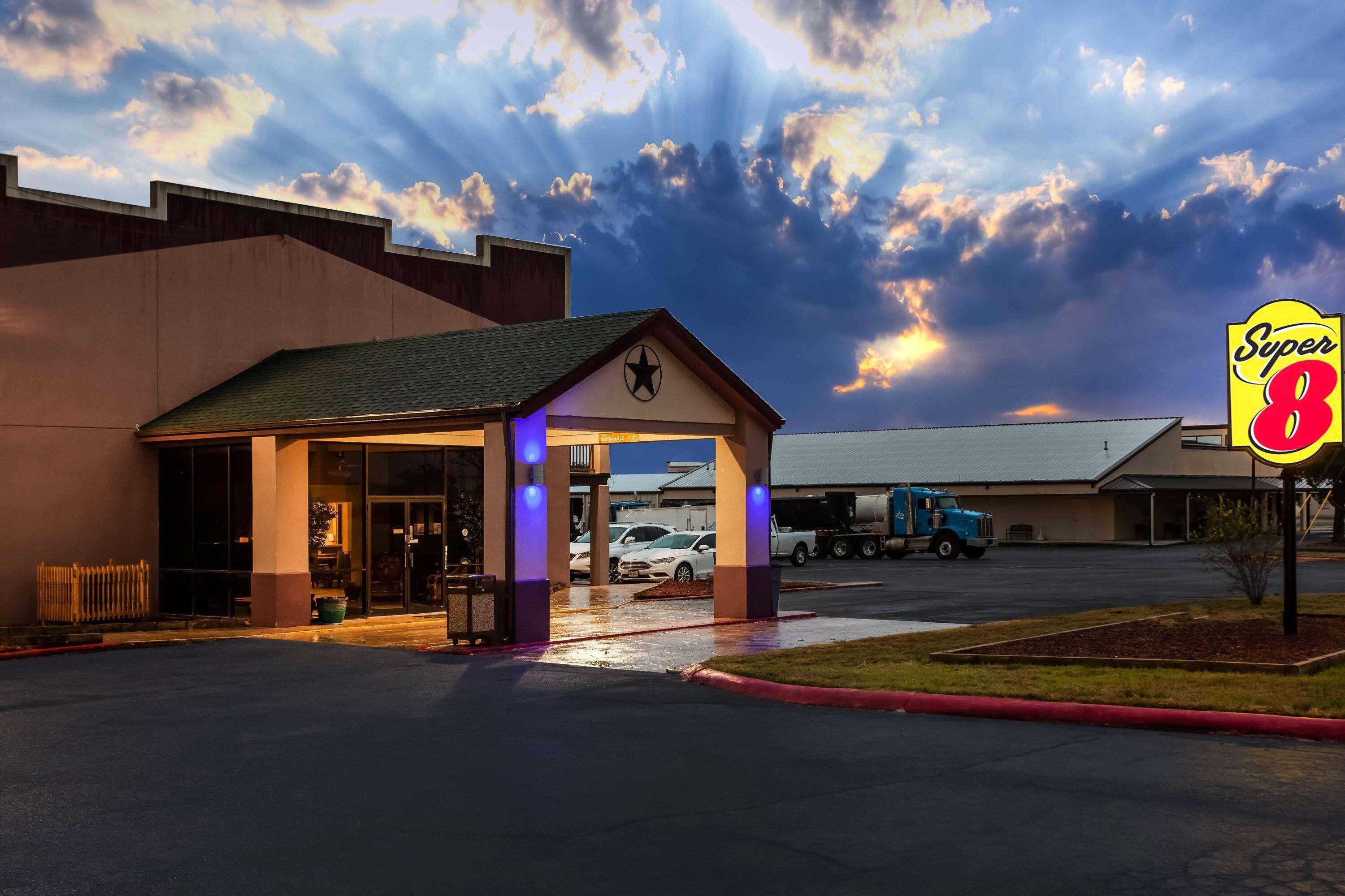 Super 8 By Wyndham Giddings Hotel Екстериор снимка