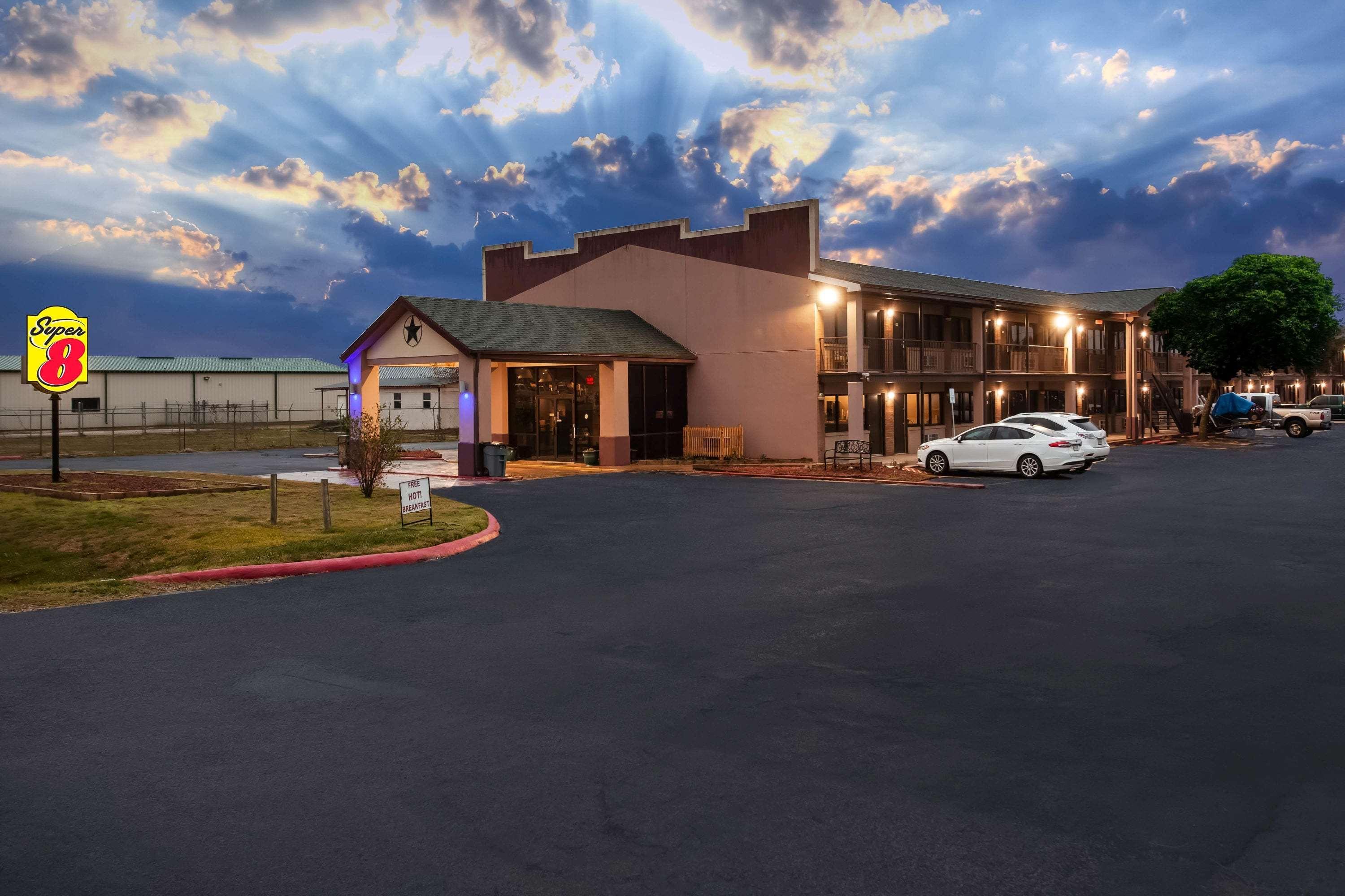 Super 8 By Wyndham Giddings Hotel Екстериор снимка