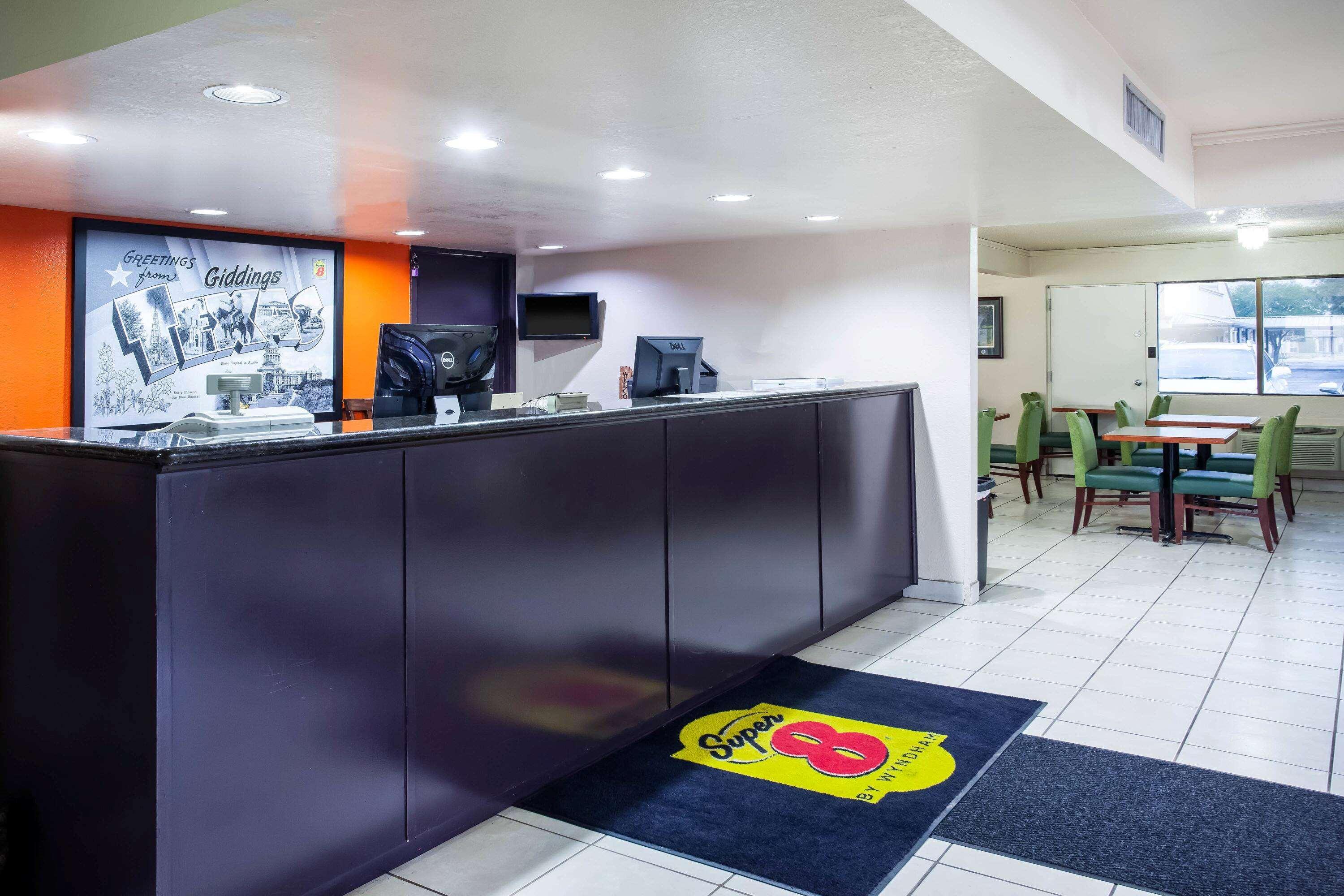 Super 8 By Wyndham Giddings Hotel Екстериор снимка