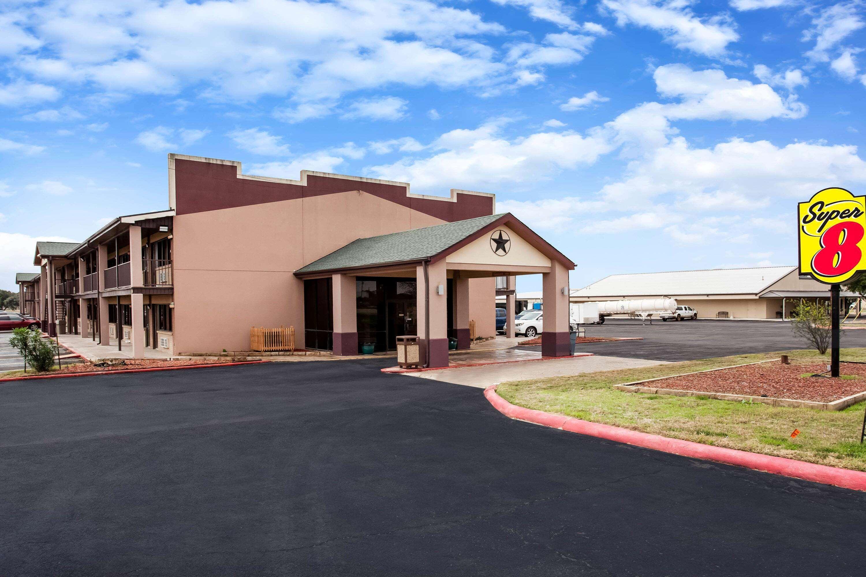 Super 8 By Wyndham Giddings Hotel Екстериор снимка