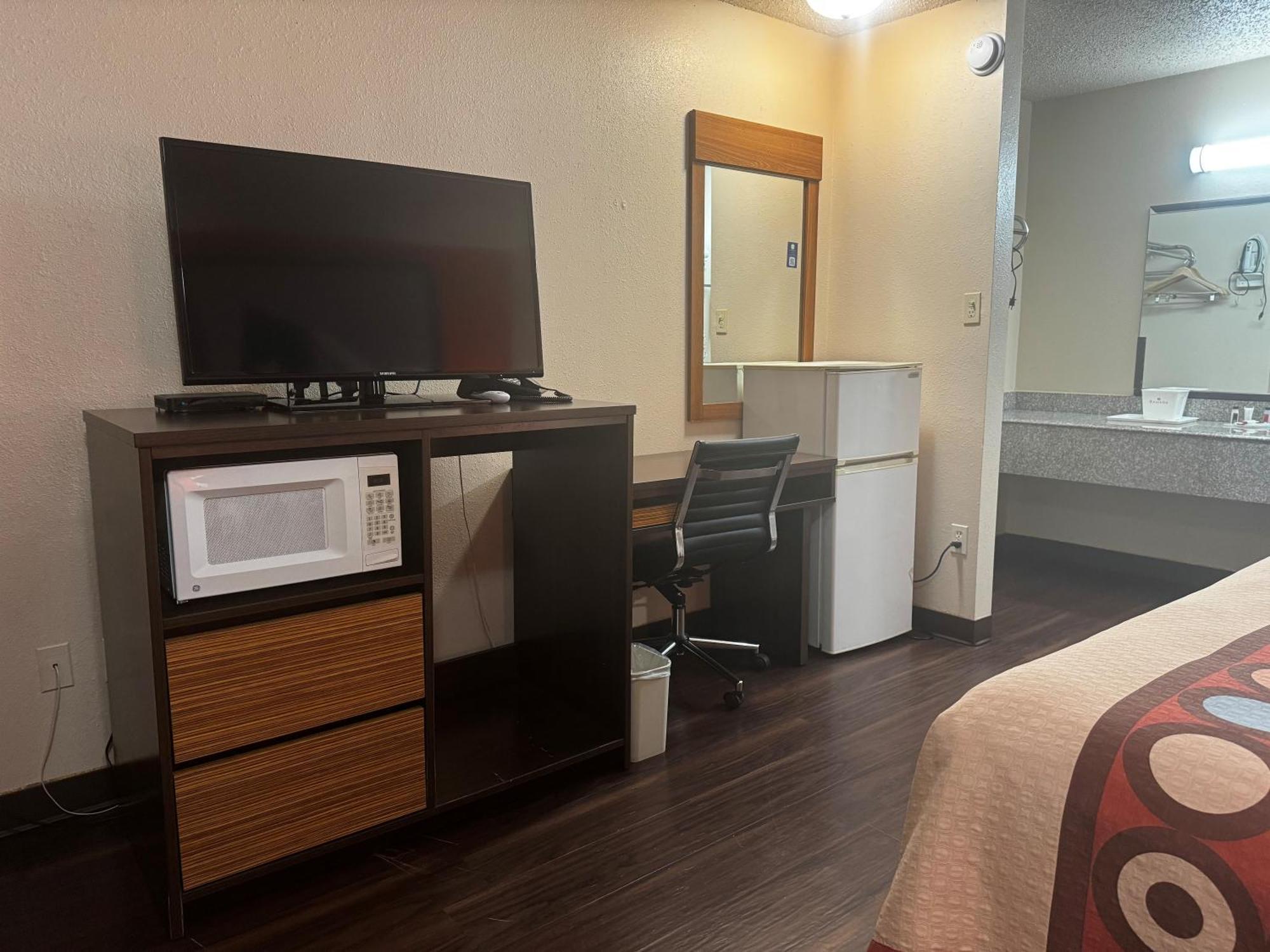 Super 8 By Wyndham Giddings Hotel Екстериор снимка